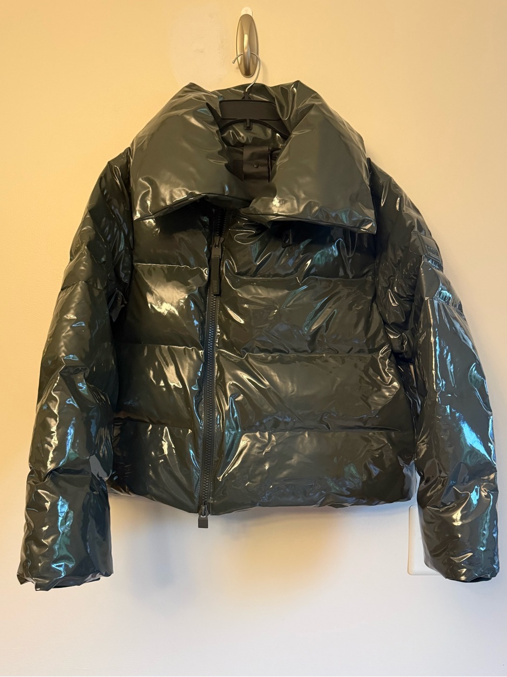 Rains Women's Green Alta Vision Short Puffer Jacket. Size S Women